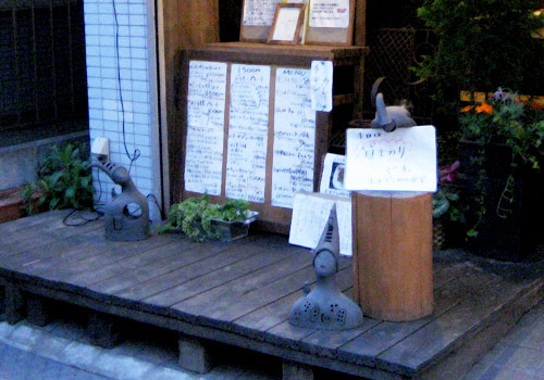 埼玉県の新所沢にあるカレー屋さんの入り口です。